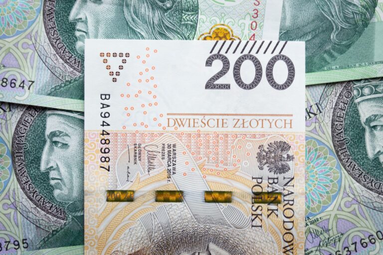 Polskie banknoty dwieście złotych i sto złotych