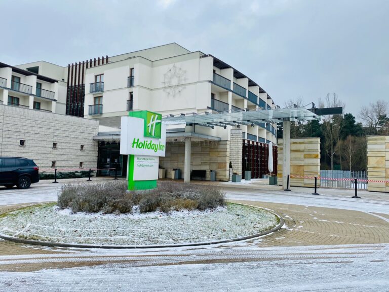 Hotel Holiday Inn w zimowej scenerii