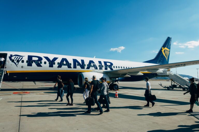 Pasażerowie wchodzą na pokład samolotu Ryanair na lotnisku.