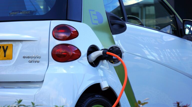 Ładowanie elektrycznego samochodu Smart