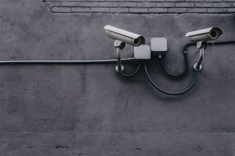 Kamery monitoringu na szarej ścianie