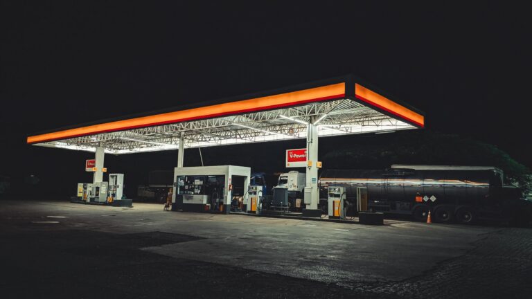 Stacja benzynowa nocą, dystrybutory paliwa.