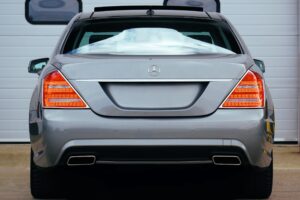 Tył samochodu Mercedes-Benz, szary, światła tylne