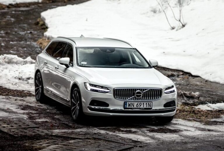 Biały samochód kombi na śnieżnej drodze