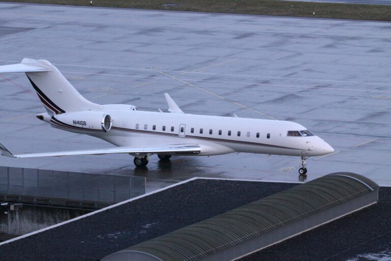 Prywatny odrzutowiec na lotnisku, gotowy do startu.