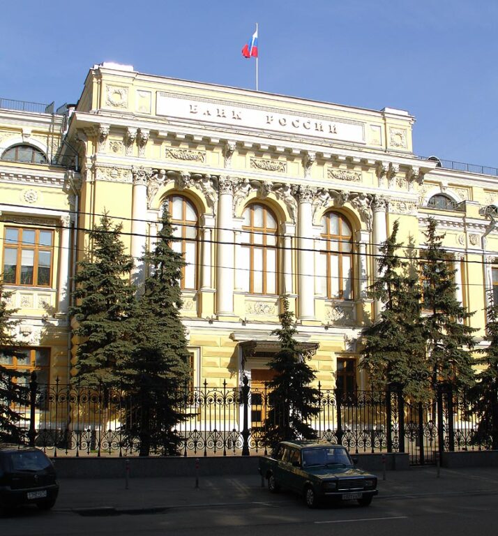 Siedziba banku centralnego z flagą Rosji.