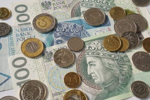 Polskie monety i banknoty na stole