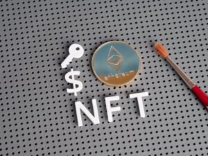 Ethereum NFT moneta, klucz, pędzel na tle