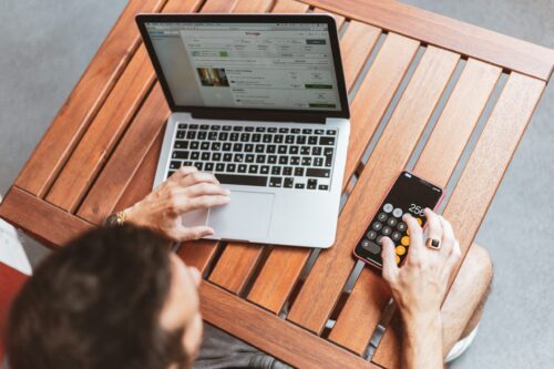 Mężczyzna z laptopem i telefonem na stole