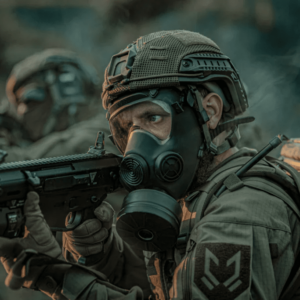 Żołnierz w masce gazowej celuje z karabinu.