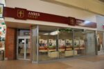 Zamknięty bank Amber Gold w centrum handlowym.