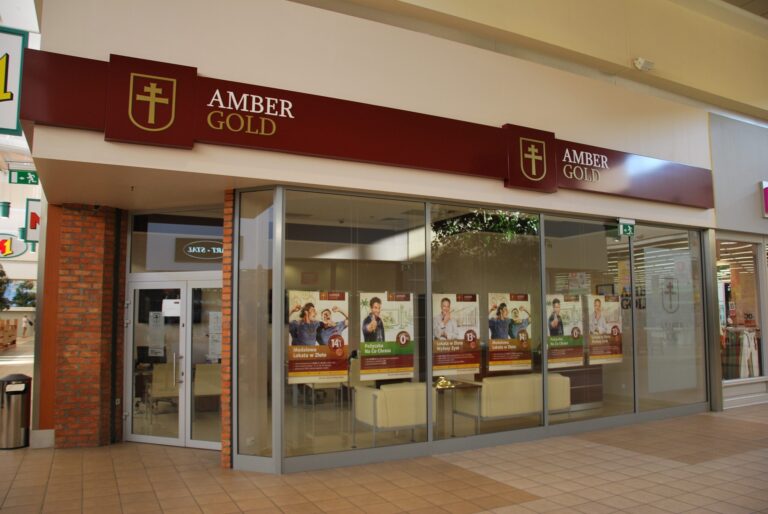 Zamknięty bank Amber Gold w centrum handlowym.