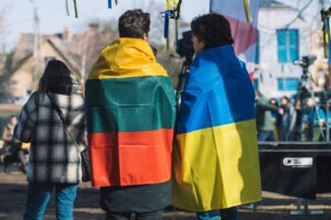 Mężczyźni z flagami Litwy i Ukrainy
