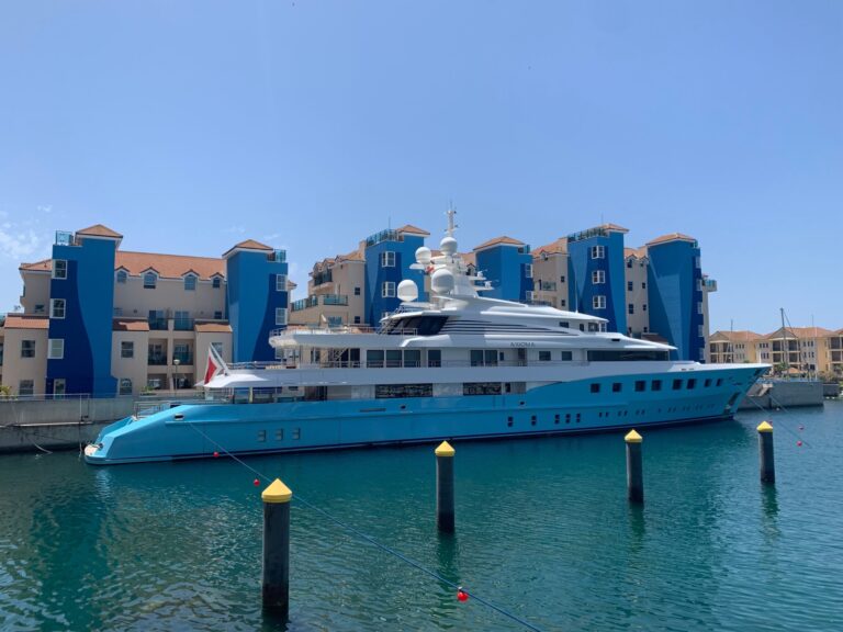 Luksusowy jacht w nowoczesnej przystani, letni dzień.