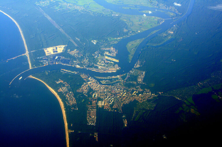 Widok z lotu ptaka na wybrzeże Szczecina.