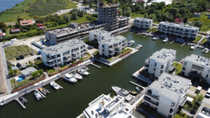 Nowoczesne apartamenty nad wodą z przystanią jachtową.
