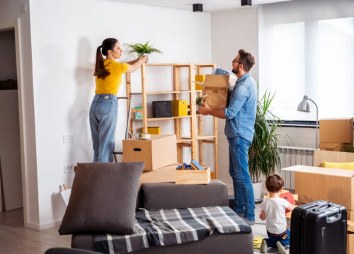 Rodzina w nowym domu, rozpakowująca pudełka.