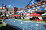 Economic Forum, hotel z fontanną i parasolami, Karpacz