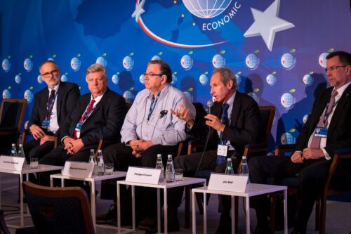 Panel dyskusyjny z pięcioma mężczyznami na konferencji