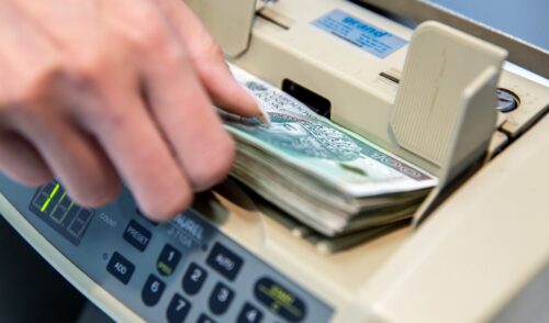 Liczenie banknotów maszyną liczarką