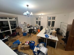 Biuro z kartonami i biurkami, wieczorny widok