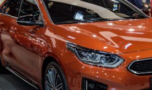 Pomarańczowy samochód na wystawie motoryzacyjnej