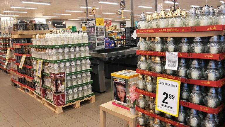 Stoisko zniczy w supermarkecie, ceny promocyjne.