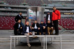 Grupa mężczyzn na tle stadionu, Polski, Warszawa