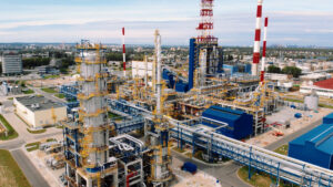 Rafineria naftowa z widokiem na miasto i niebo.