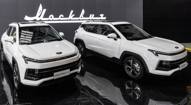 Nowoczesne białe SUVy pokazane na wystawie samochodowej