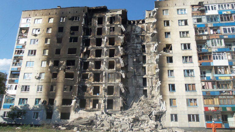 Zniszczony blok mieszkalny w Lisiczańsku, obwód ługański