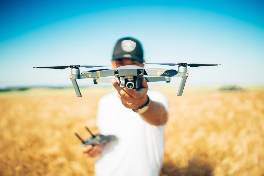 Mężczyzna na polu z dronem
