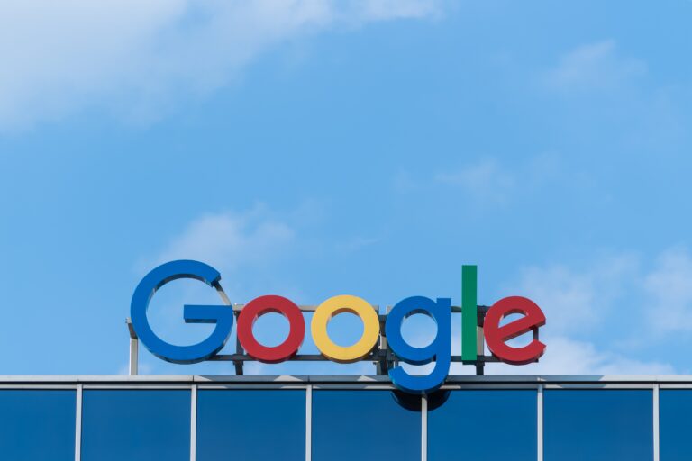 Logo Google na budynku, niebo w tle