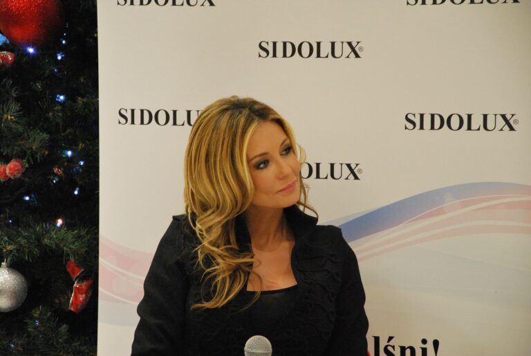 Kobieta na tle z logo Sidolux i choinki.