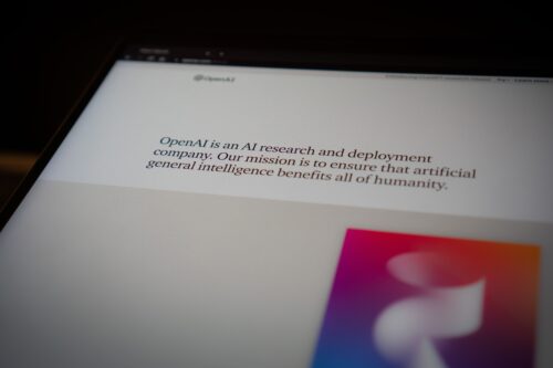 Strona internetowa z misją OpenAI na ekranie