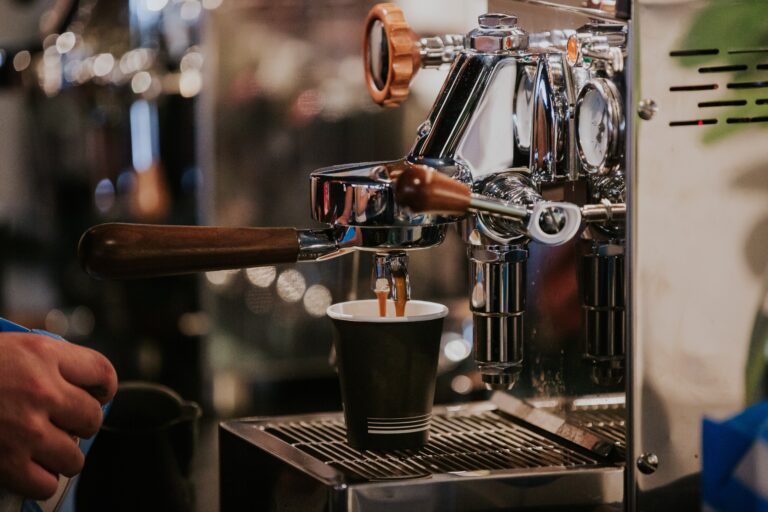 Ekspres do kawy nalewa espresso do kubka.