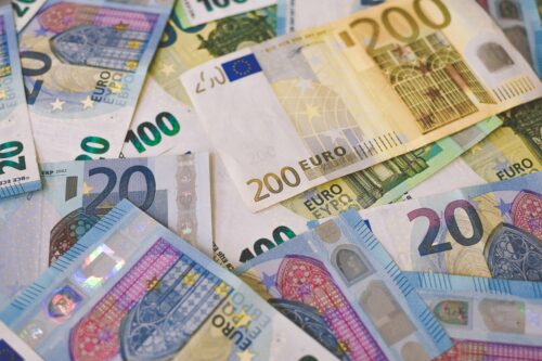 Banknoty euro różnych nominałów na stole.