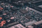 Zbliżenie na wewnętrzne elementy elektroniczne komputera