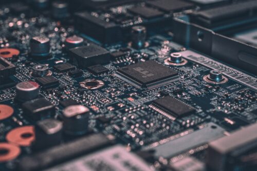 Zbliżenie na wewnętrzne elementy elektroniczne komputera