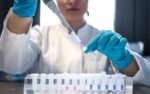 Naukowiec w laboratorium używa pipety do badań