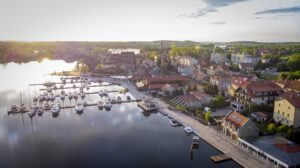 Port jachtowy nad jeziorem w Mazurach, Polska