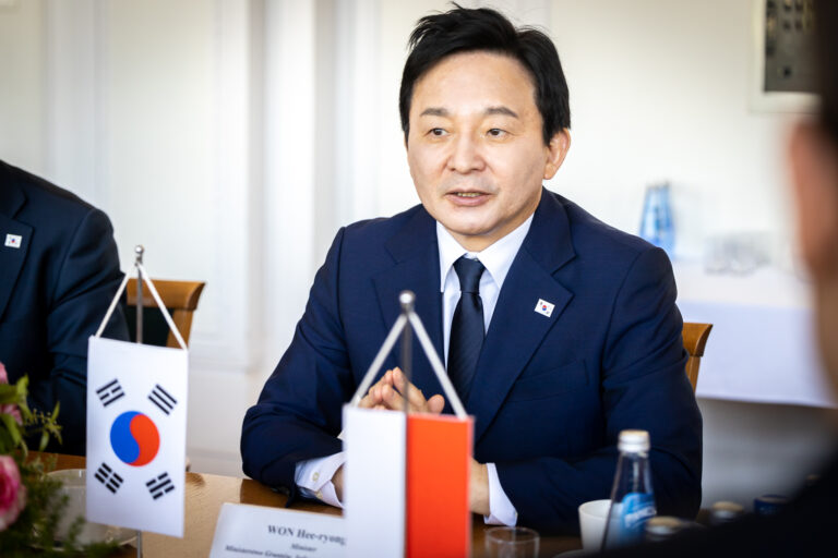 Minister gruntów, infrastruktury i transportu Republiki Korei Hee-ryong Won