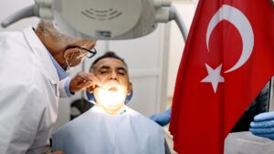 Dentysta w Turcji bada pacjenta