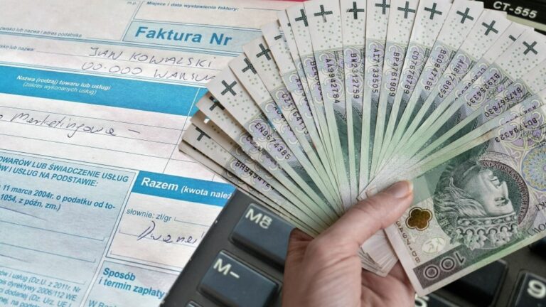 Faktura, banknoty i kalkulator, finanse Polski