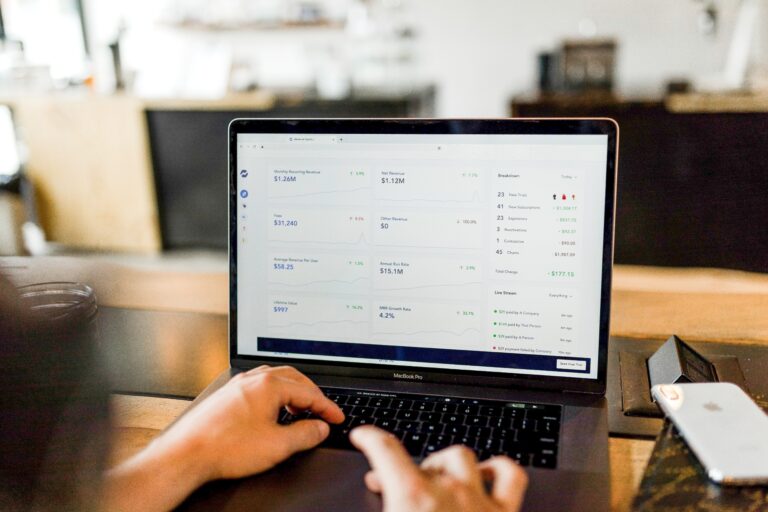 Ekran laptopa z danymi finansowymi