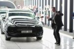 Elon Musk obok Tesli