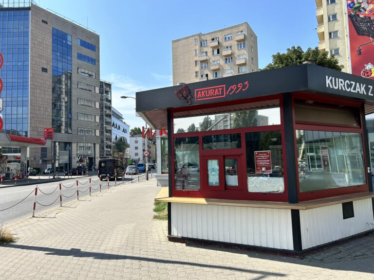 Budka z kurczakiem na polskiej ulicy