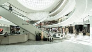 Nowoczesne centrum handlowe z windą i recepcją.