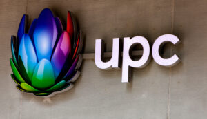 Logo UPC na elewacji budynku.