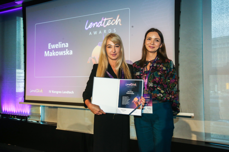Dwie kobiety z nagrodą na konferencji Lendtech.
